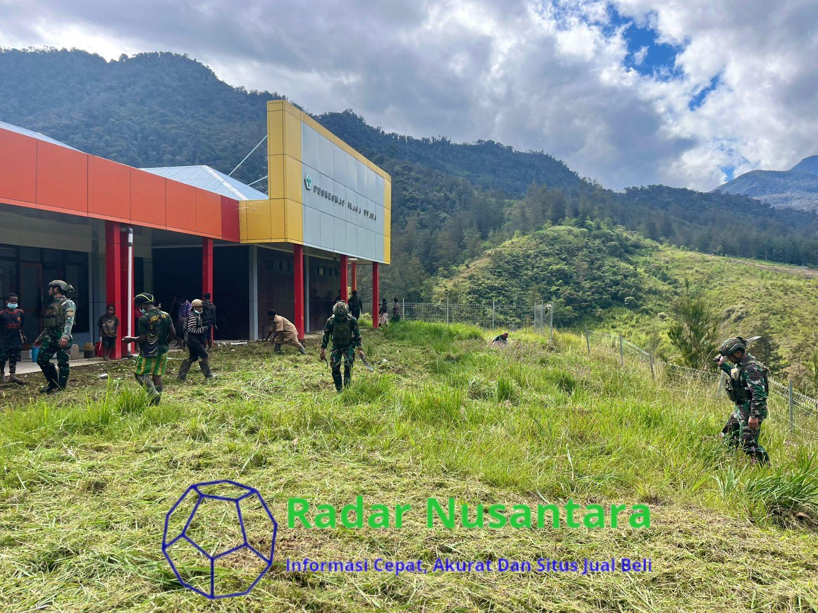 Prajurit TNI dan Warga Bergotong Royong Bersihkan Puskesmas Mayuberi di Tengah Pegunungan Papua