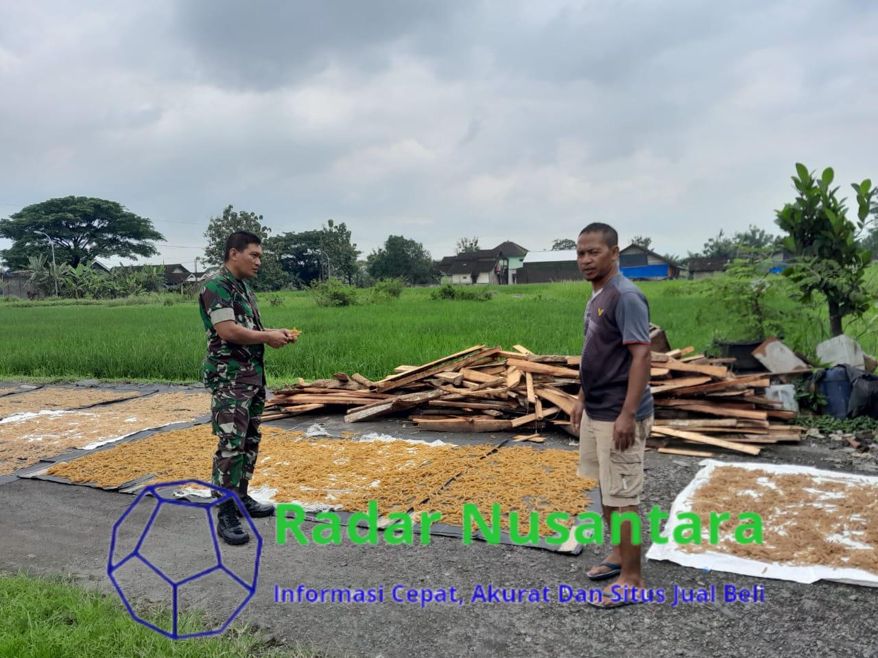 Babinsa Teras Beri Dorongan Semangat Dan Motivasi UMKM Kerupuk Kulit