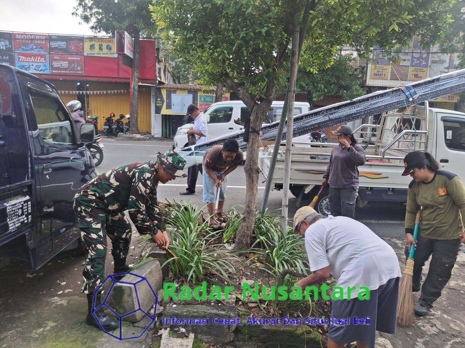 Aksi Babinsa Danukusuman, Guyup Rukun Bersama Warga Masyarakat Ciptakan Lingkungan Yang Bersih Sehat dan Indah