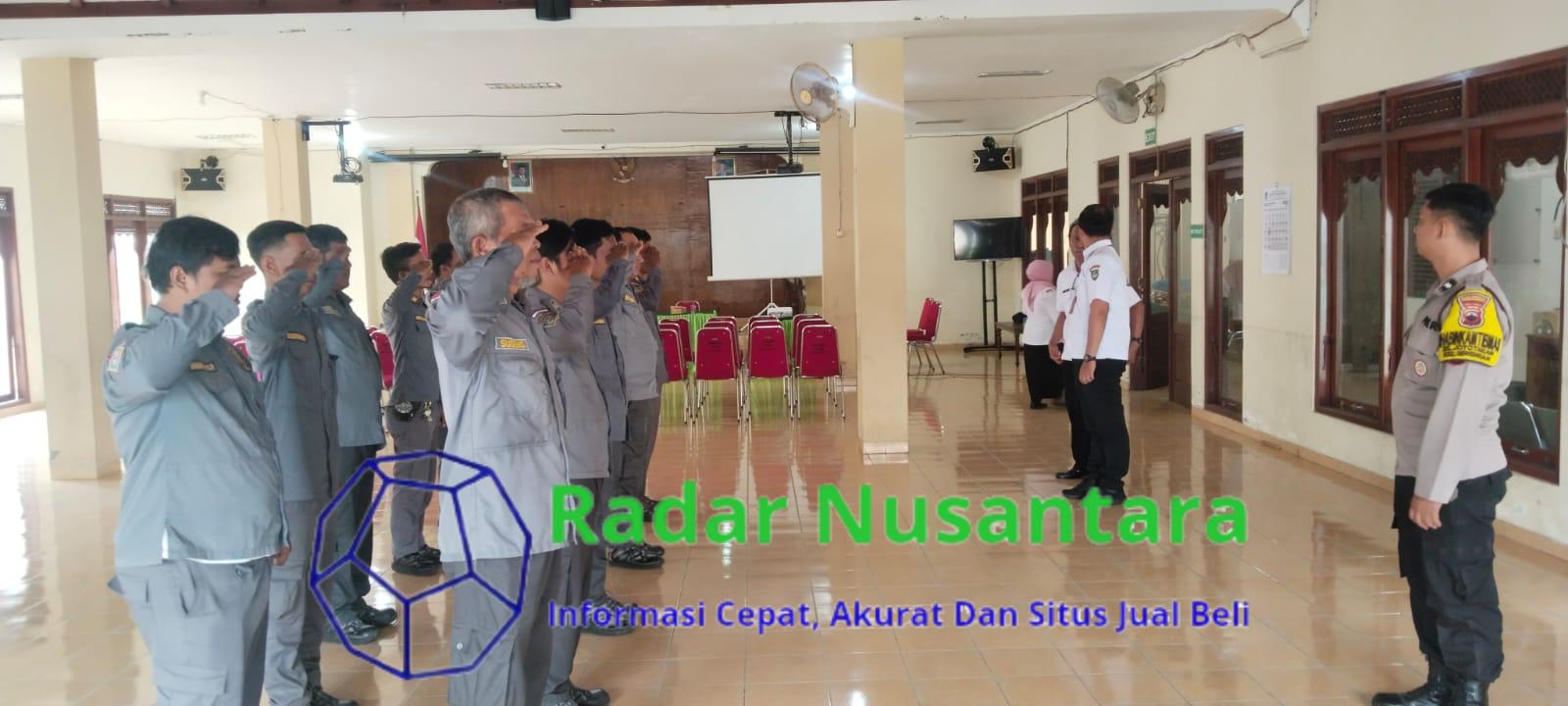 Tingkatkan Kemampuan Disiplin, Babinsa Joyotakan Latih PBB kepada Linmas