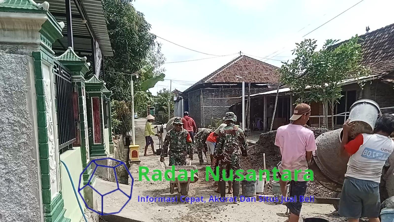 Babinsa Gotong Royong Bersama Warga, Lancarkan Pengecoran Jalan