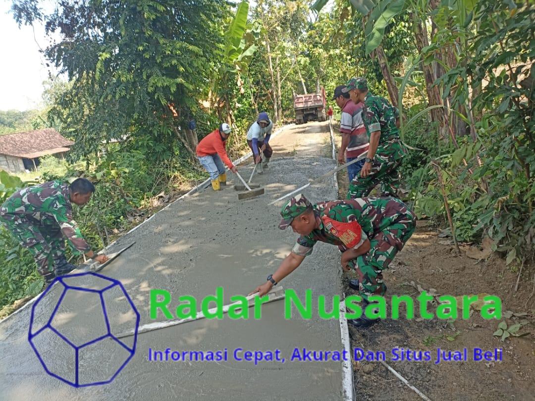 Babinsa Desa Poleng Berjibaku, Bantu Warga Cor Jalan Kampung