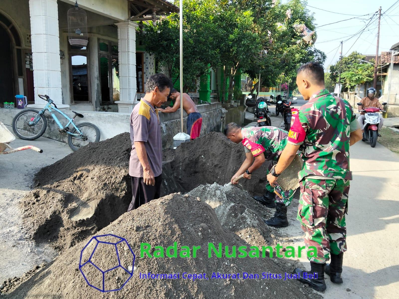 Babinsa Berperan Aktif, Bantu Warga Pelebaran Selokan