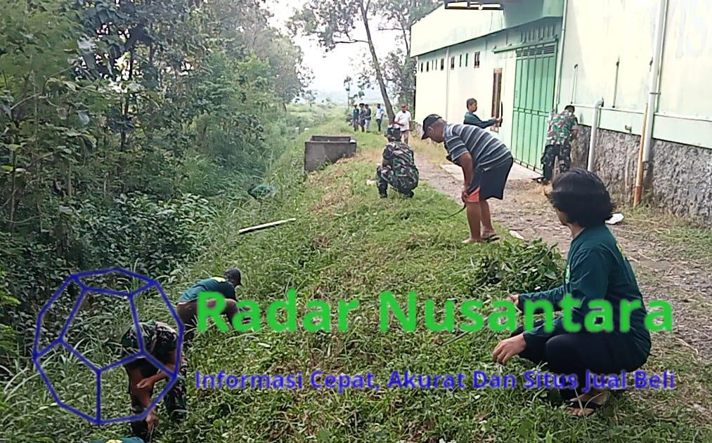 Babinsa Klego Dan Relawan Muslim Boyolali Utara Bersihkan Aliran Irigasi Waduk Bade