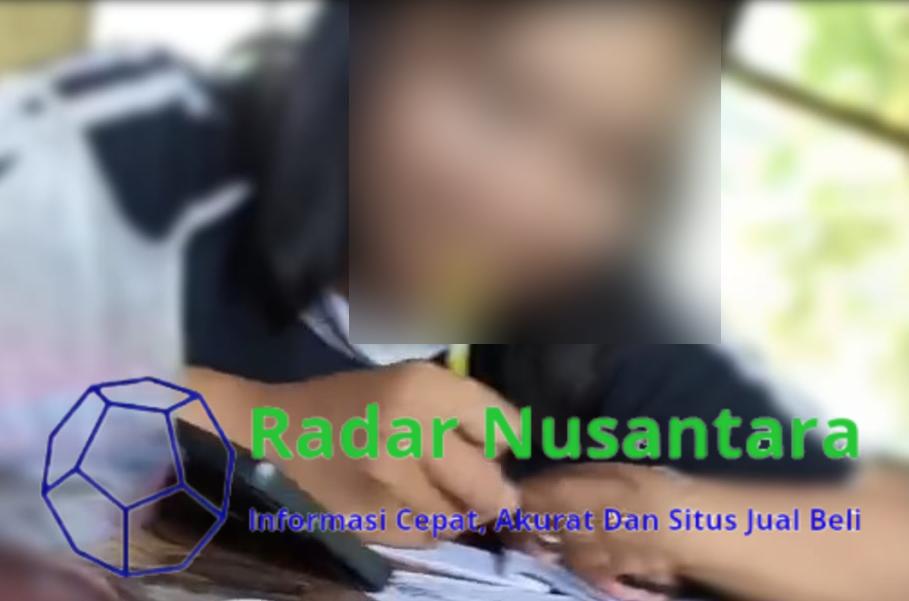 Seorang jurtul sedang merekap angka judi togel diatas meja tanpa ada rasa takut akan ditangkap polisi. Sabtu (14/6/2025).