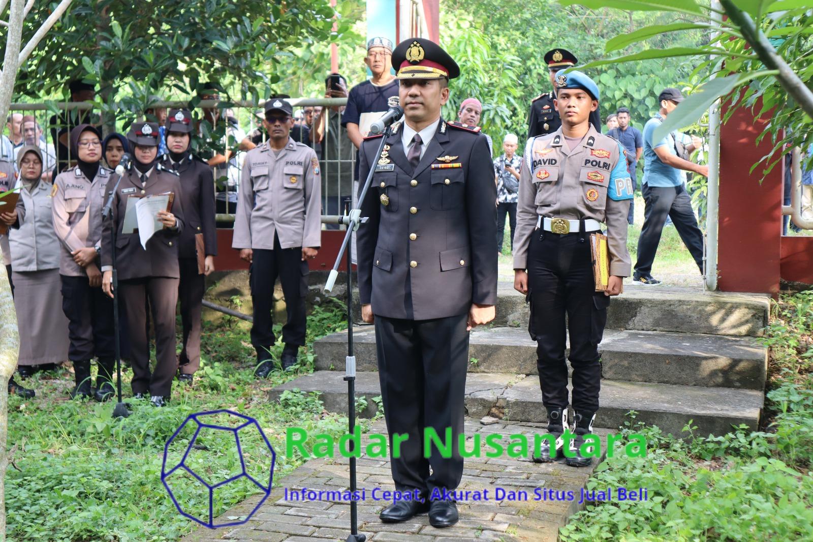 Berikan Penghormatan Terakhir, Wakapolres Gresik Pimpin Upacara Pemakaman Almarhum Iptu Soleh