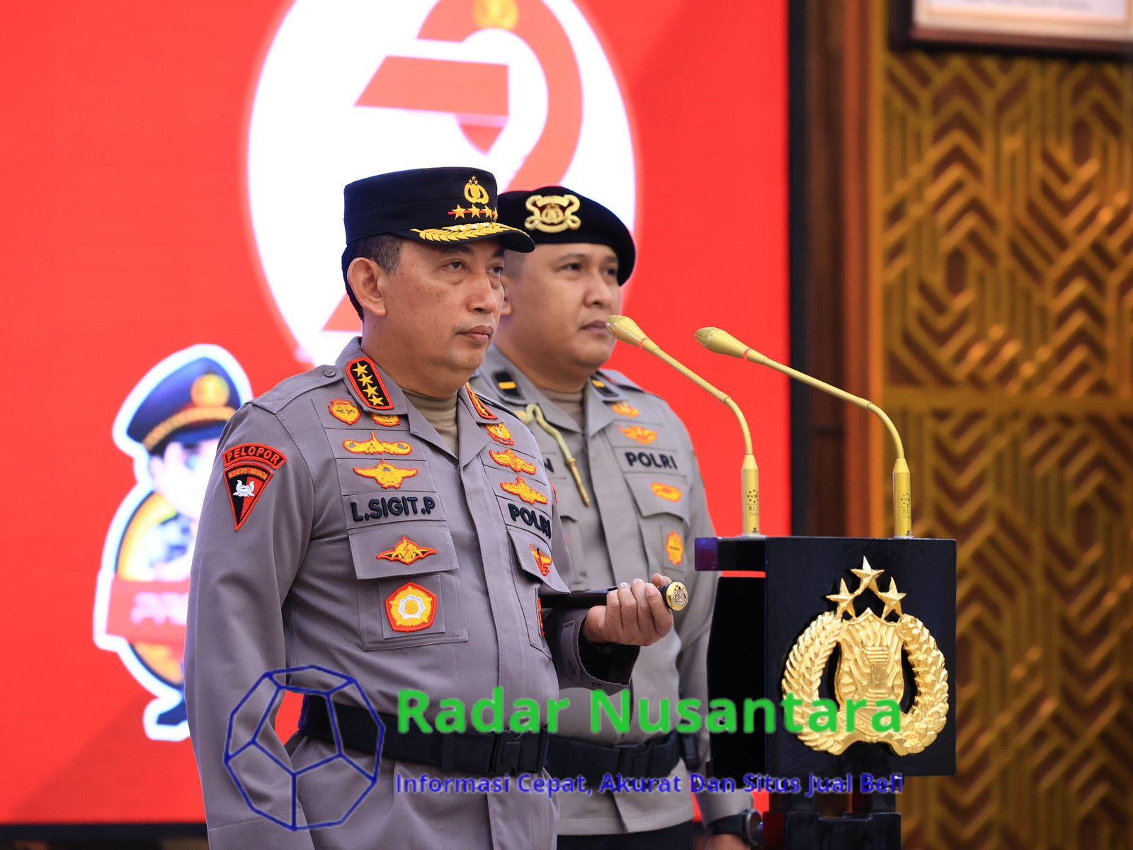 Kapolri Pimpin Upacara Pemuliaan Nilai-Nilai Tribrata Dalam Rangka HUT Bhayangkara ke-79 Jakarta. Kapolri Jenderal Polisi Drs. Listyo Sigit Prabowo memimpin Upacara Pemuliaan Nilai-Nilai Tribrata. Upacara tersebut merupakan salah satu tradisi dalam rangka memperingati Hari Bhayangkara ke-79 Tahun 2025. Peringatan Hari Bhayangkara ke-79 ini diselenggarakan dengan mengusung tema “Polri Untuk Masyarakat”. Kadiv Humas Polri Irjen Pol. Sandi Nugroho menerangkan, kegiatan ini sebagai bentuk penghormatan dan penyucian kembali terhadap nilai-nilai luhur Tribrata. Nilai-nilai tersebut menjadi landasan moral, etika, dan semangat pengabdian seluruh insan Bhayangkara dalam menjalankan tugas melindungi, mengayomi, dan melayani masyarakat. “Upacara ini bukan sekadar seremonial, tetapi menjadi pengingat akan jati diri Polri sebagai pelindung, pengayom, dan pelayan masyarakat. Semangat Tribrata harus senantiasa menjadi roh dalam setiap tindakan kepolisian,” ujar Irjen Pol. Sandi, Rabu (18/6/25). Menurut Irjen Pol. Sandi, Upacara berlangsung dengan khidmat dan penuh makna. Dengan upacara ini, semakin meneguhkan semangat pengabdian anggota Polri terhadap nilai-nilai luhur Tribrata sebagai pedoman hidup dan etika profesi.