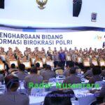 Kapolri Berikan Penghargaan Pembangunan Zona Integritas WBK Kepada Divisi Humas Polri