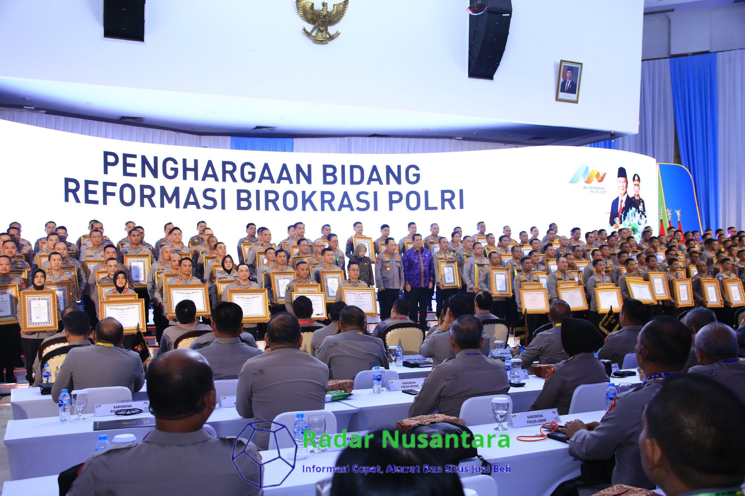 Kapolri Berikan Penghargaan Pembangunan Zona Integritas WBK Kepada Divisi Humas Polri