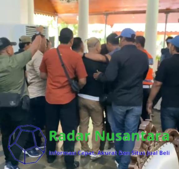 Awak Media Didorong, Dilarang Pengambilan Liputan, Dipiting, dan Ditantang Diajak Duel oleh Oknum Pengamanan Wabup Sidoarjo Saat Liputan di Pendopo Kabupaten Sidoarjo