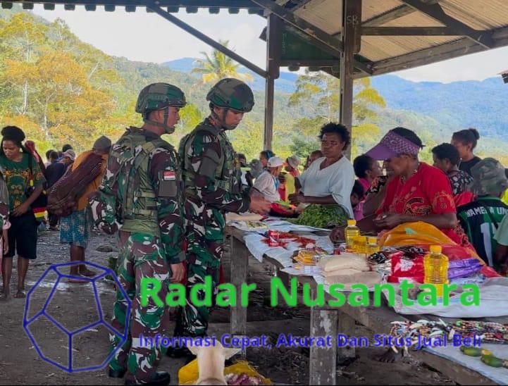 Satgas Yonif 521/DY Borong Hasil Bumi Kontribusi Upaya Meningkatkan Pertumbuhan Ekonomi Masyarakat di Pasar Distrik Apalapsili