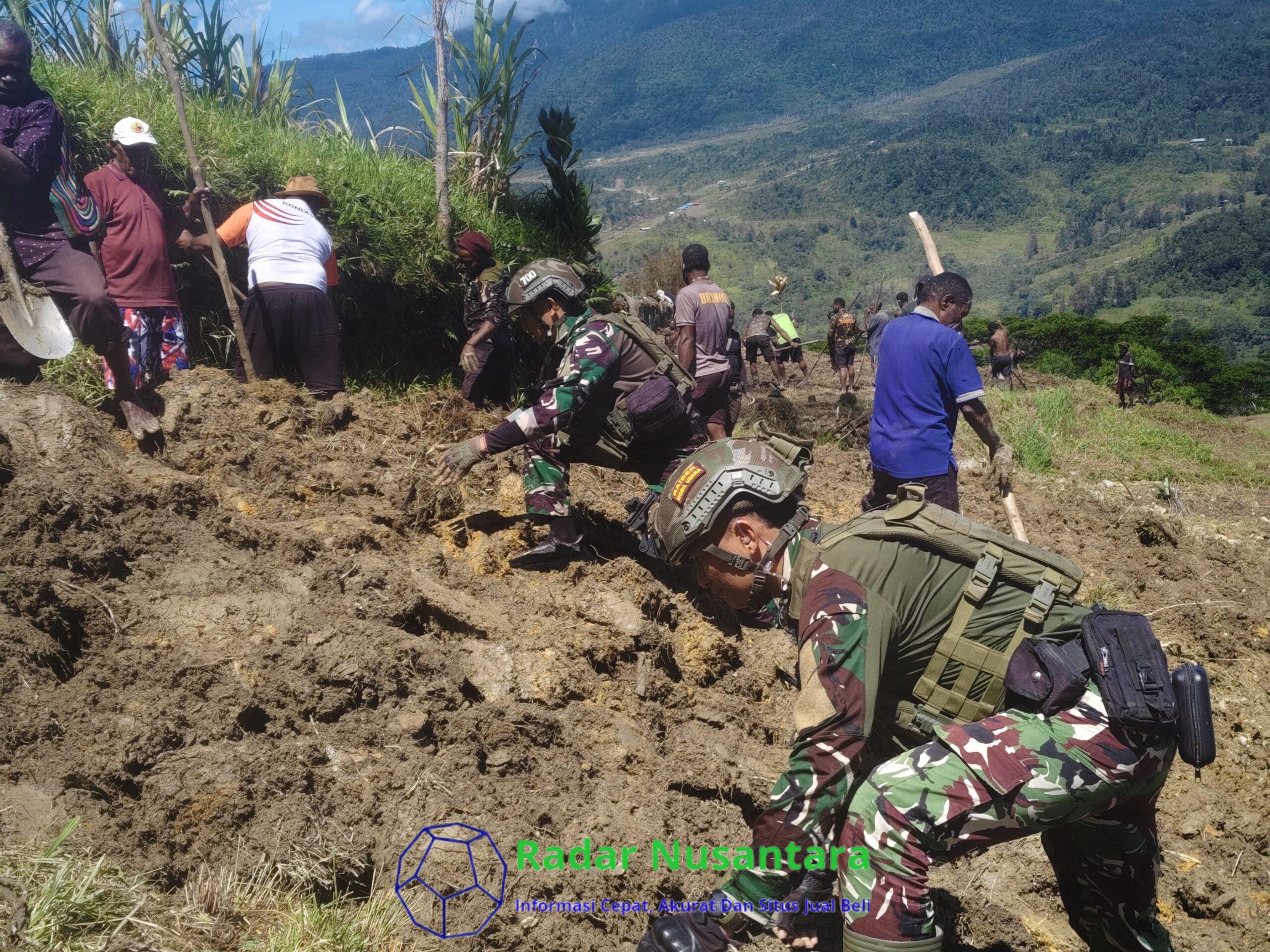 Hangatnya Bakar Batu, Hangatnya Persaudaraan: Satgas TNI Menyatu Bersama Warga Wombru