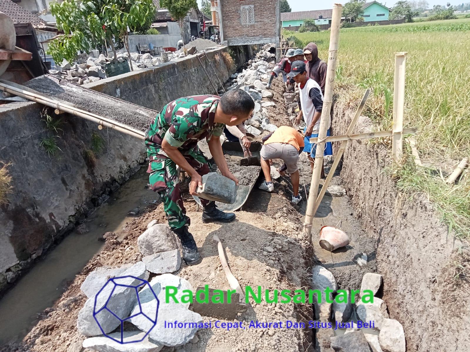 Gotong Royong Babinsa dan Warga Bangun Irigasi Sawah di Banyudono