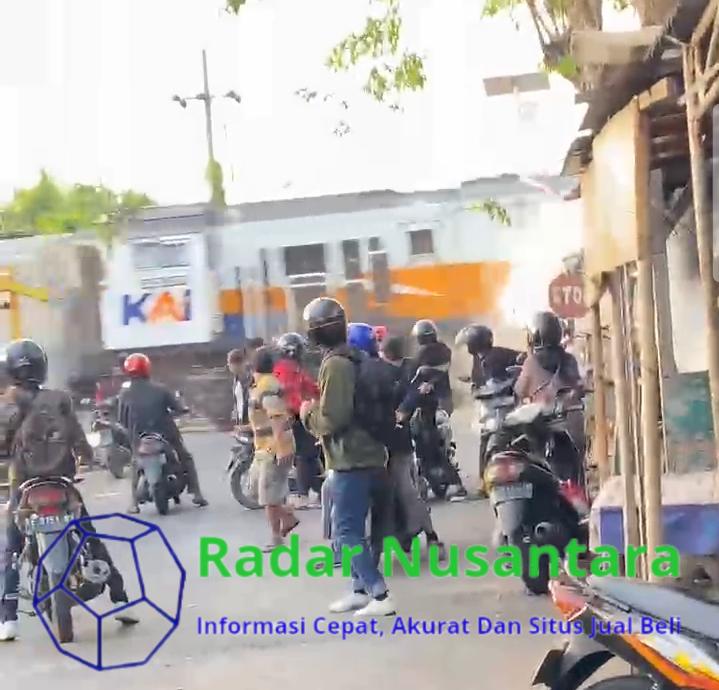 Forklift Ditabrak Kereta Api di Perlintasan Buntaran Tandes