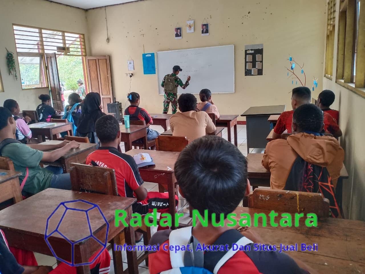 Satgas Yonif 131/Brajasakti Tanamkan Semangat Kebangsaan di SMK 7 Jayapura