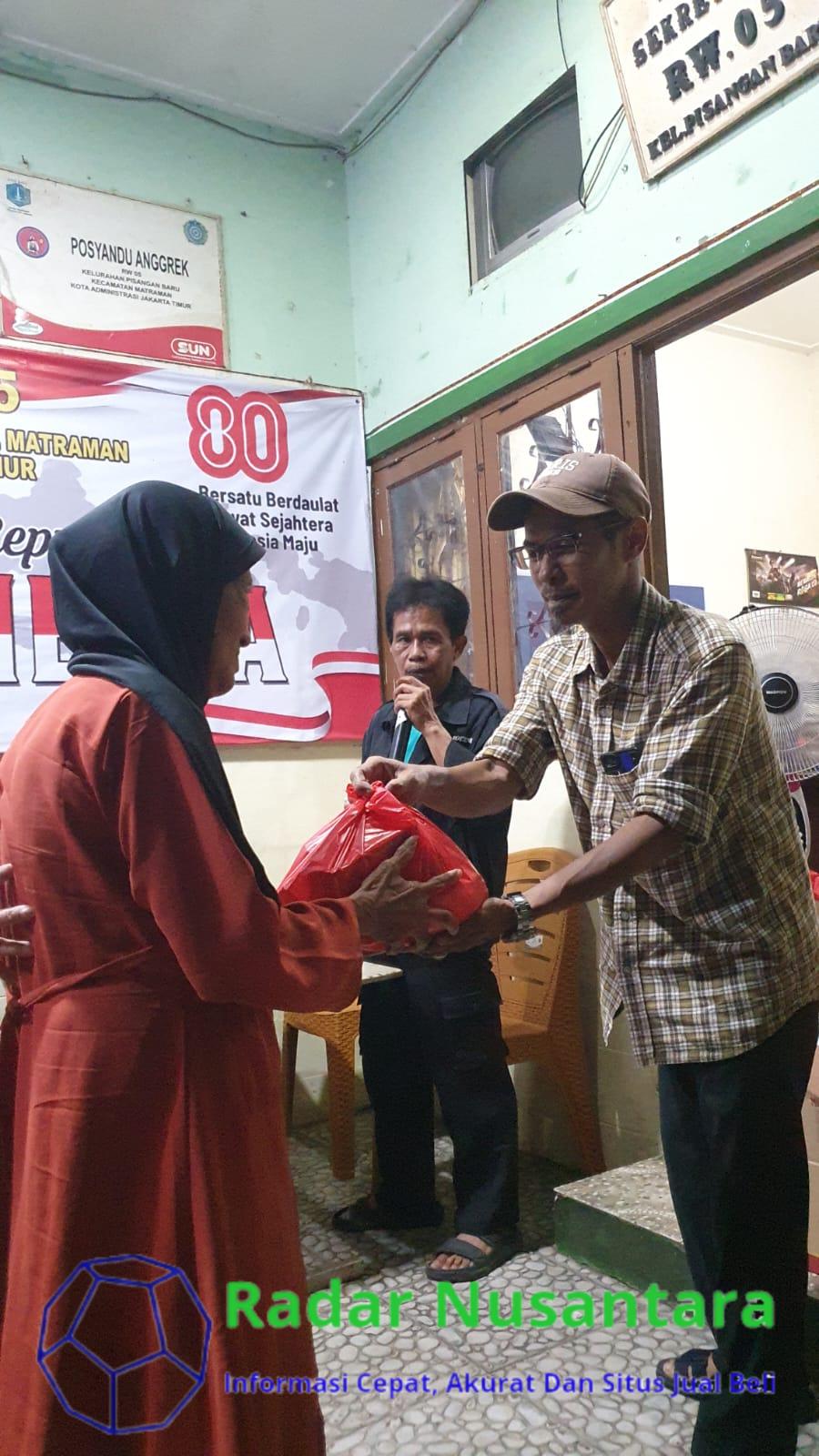 Sambut HUT ke-18, PPWI DKI Jakarta Gelar Bakti Sosial Bagikan Sembako untuk Lansia di Pisangan Baru