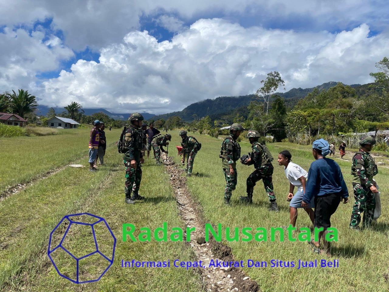 Karya Bhakti Satgas Yonif 521/DY Bersama Warga Timbun Lintasan Pesawat dengan Batu di Distrik Apalapsili