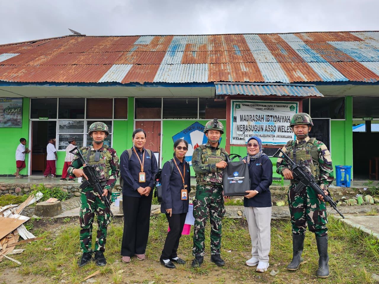 Rehab Sekolah di Papua, Satgas Yonif 521/DY Bergotong Royong Renovasi MI Merasugun di Distrik Walesi
