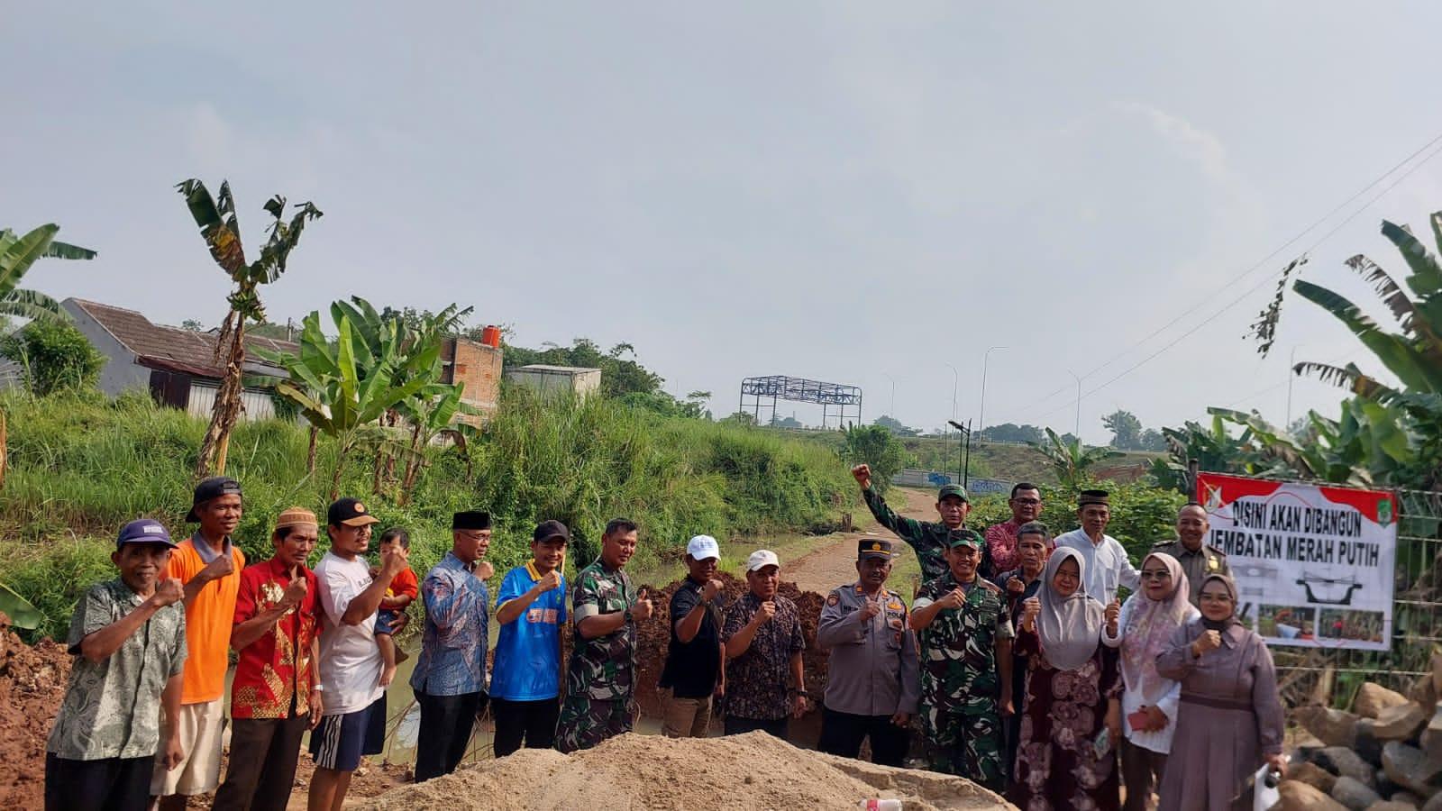 Kasiter Korem 051/Wijayakarta Hadiri Peletakan Batu Pertama Pembangunan Jembatan Armco di Desa Tamansari