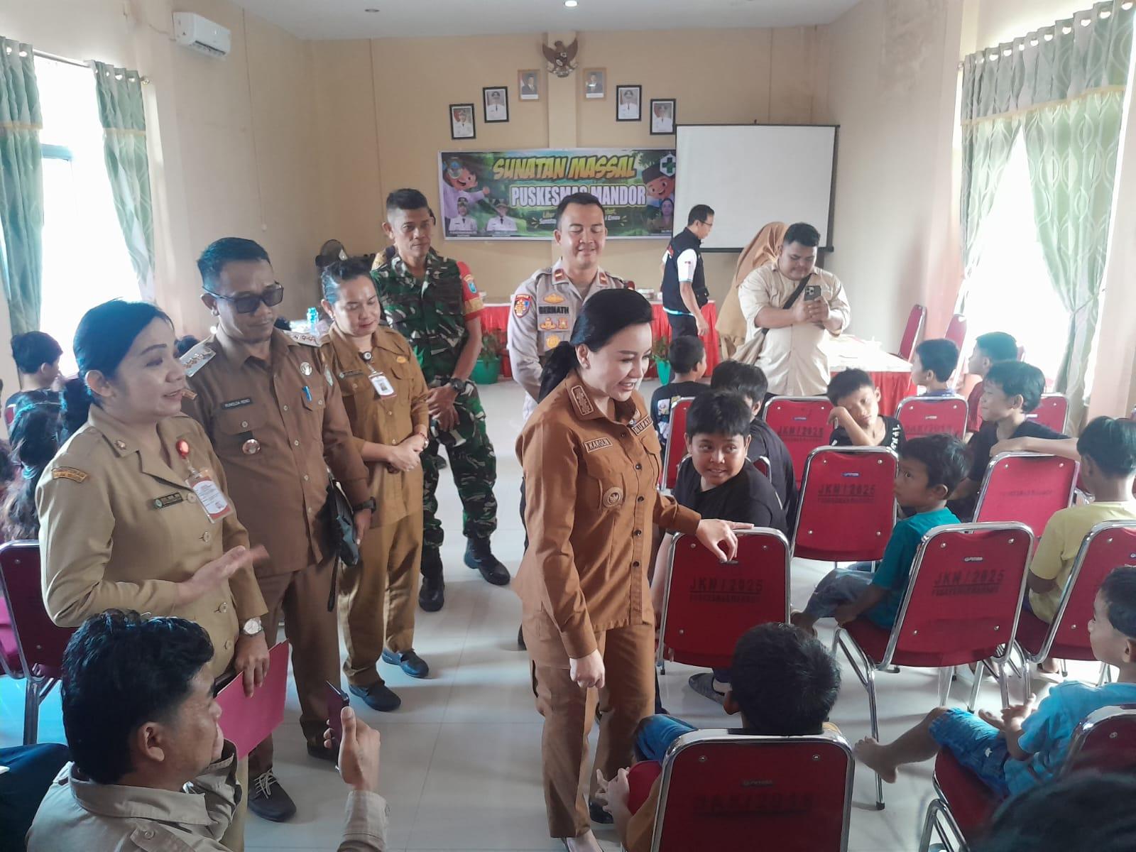 Bupati Landak Hadiri Sunat Massal dan Cek Kesehatan Gratis, Warga Antusias Ikuti Kegiatan